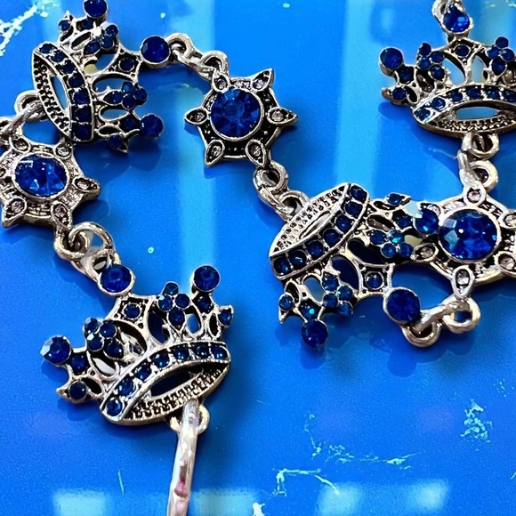 Royal Blue Rhinestone and Silver Toned Crown Charm Bracelet 8” - Picture 10 of 16